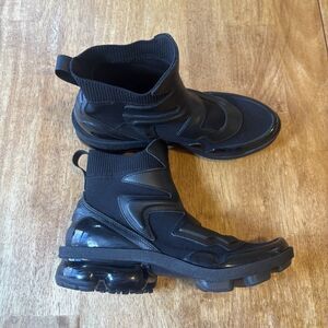 Size 7.5 - Nike Air VaporMax Light 2 Triple Black. M8